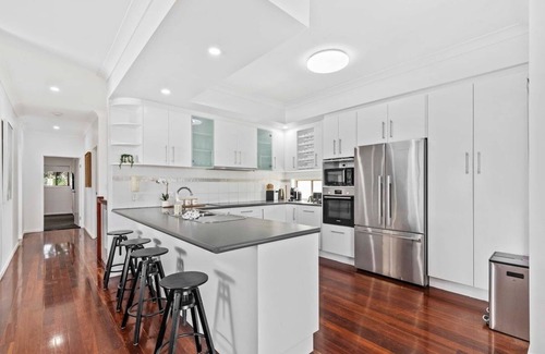 Manly House | Manly Oasis 5bd - 3 King Beds, Pool, BBQ