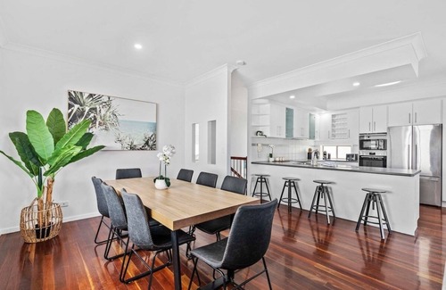 Manly House | Manly Oasis 5bd - 3 King Beds, Pool, BBQ
