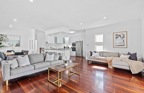 Manly House | Manly Oasis 5bd - 3 King Beds, Pool, BBQ