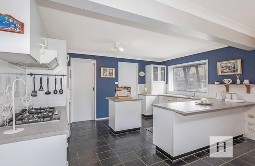Mannering Park House | Mannering Lake House - Spacious family entertainer on waterfront
