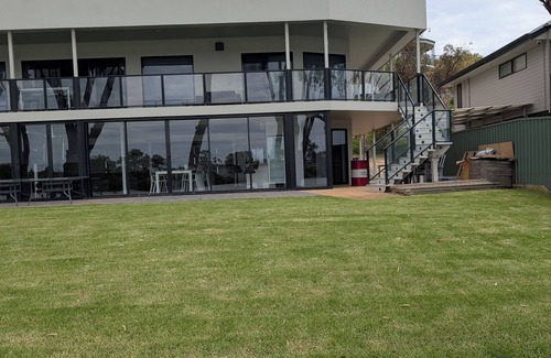 Mannum House | Mannum Holiday Rental on the Rivern family friendly skiing,boating and jet ski