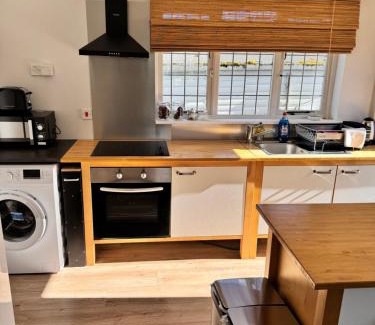 New Forest District House | Manor Bank Cottage Self Catering