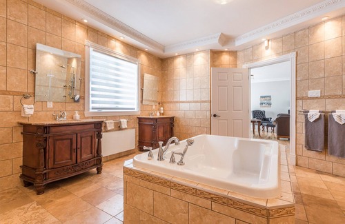 La Minerve Ski Chalet | Manor cottage on a Quebec lake, 2 hours from Montreal