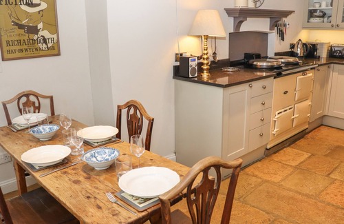 Ampney Crucis Cottage | MANOR COTTAGE, pet friendly, character holiday cottage in Poulton