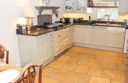 Ampney Crucis Cottage | MANOR COTTAGE, pet friendly, character holiday cottage in Poulton