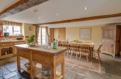 Cheselbourne Cottage | MANOR FARM BARN, pet friendly, character holiday cottage in Dewlish