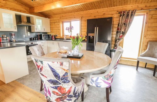 Bettws Cedewain Cottage | MANOR FARM LODGES - RED KITE LODGE, family friendly in Newtown