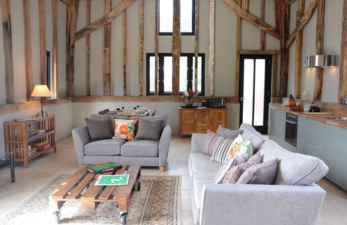 Saxmundham House | MANOR HOUSE BARN, PEASENHALL, pet friendly in Peasenhall