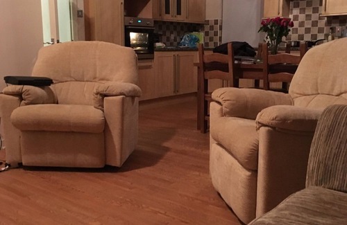 Miskin House | Manor Lodge 10 mins from Cardiff City (sleeps 6-8)