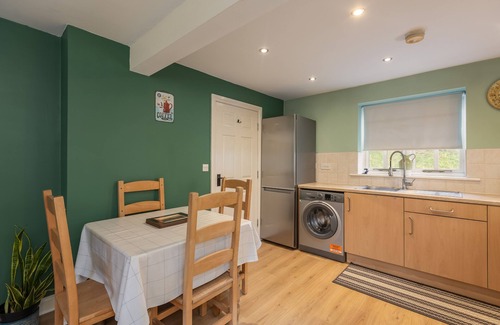 Potter Brompton Cottage | Manor Rise - a holiday cottage that sleeps 4 guests in 2 bedrooms
