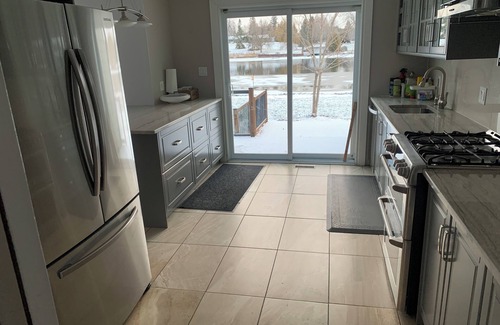 Ottawa Division House | Manotick waterfront property. Walking distance to pubs restaurants. groceries.n
