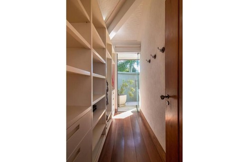 Village da Ferradura Villa | Mansão Imponente com Seis Suítes a 1min das Areias Praia da Ferradura Por Luxury Rentals