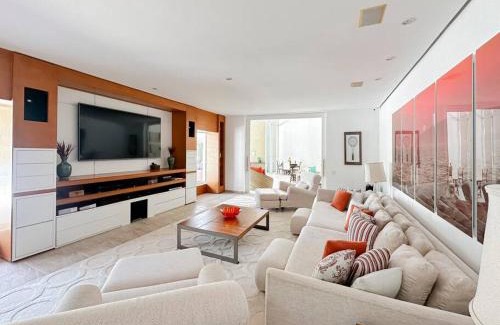 Jardim Acapulco House | Mansão quadra de tênis, sala jogos, serv completo