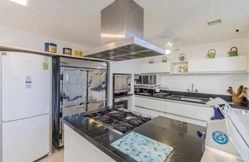 Jardim Acapulco House | Mansão quadra de tênis, sala jogos, serv completo