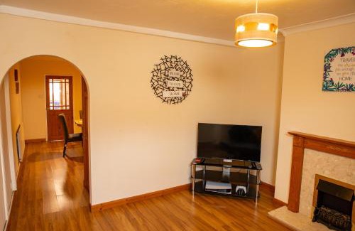 Skegby Apartment | Mansfield House - Sleeps 10, Free Parking, WiFi - Weekly & Monthly Stay Deals!