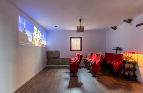 Guadalajara House | Mansion 35min Madrid|Cinema| Pool|BBQ| Car Charger