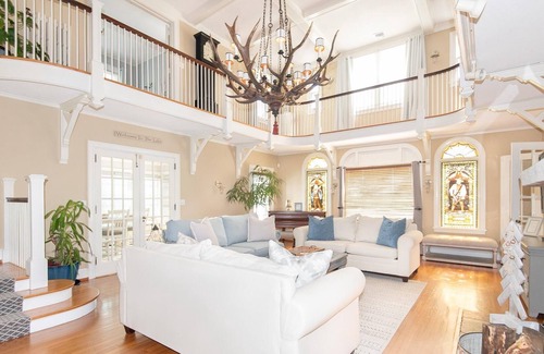 Amston House | Mansion by the lake, Airline Trail and Wineries! In ground heated Pool-Jacuzzi.