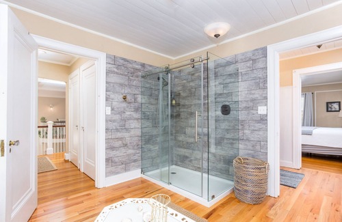 Amston House | Mansion by the lake, Airline Trail and Wineries! In ground heated Pool-Jacuzzi.