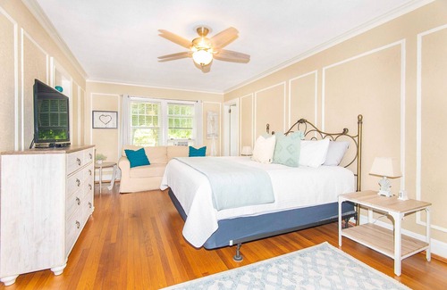 Amston House | Mansion by the lake, Airline Trail and Wineries! In ground heated Pool-Jacuzzi.