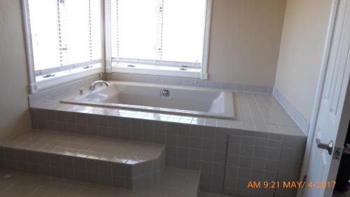Hemet House | Mansion on the Hill let 4 Rooms, 5th cost extra