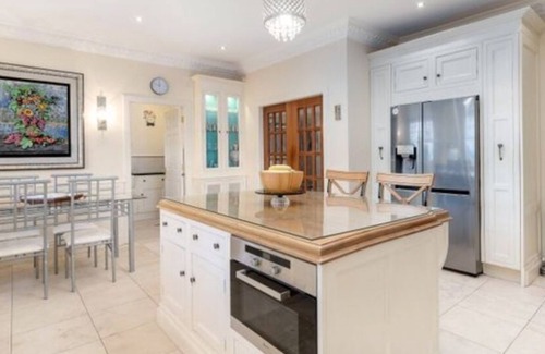 Inveresk House | MANSION SLEEPS 12 EASY ACCESS TO CITY