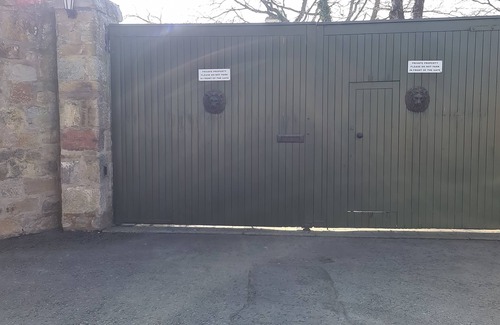 Inveresk House | MANSION SLEEPS 12 EASY ACCESS TO CITY