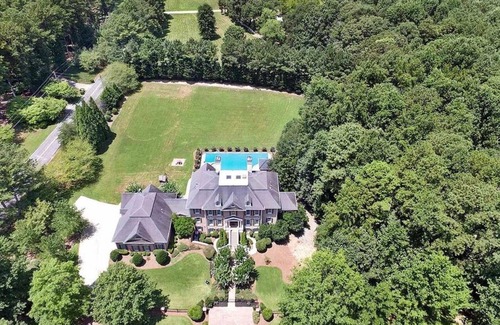 Acworth Villa | Mansion stay for big groups 8 miles from LakePoint Sports!