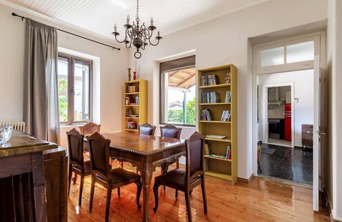 Vrahati House | Mansion with high ceilings and big yard