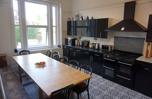 Ryde House | MANSION WITH SWIMMING POOL, GAMES ROOM, SEA VIEWS, SANDY BEACHES 2 MINS WALK