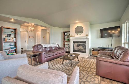 Wapato Point House | Manson Villa with Hot Tub about 1 Mi to Wineries!
