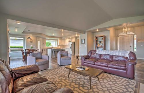 Wapato Point House | Manson Villa with Hot Tub about 1 Mi to Wineries!