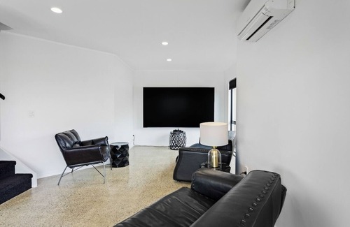 Manukau City Apartment | Manukau City | Stunning Apt | 3BR 2BA | Heart of Manukau