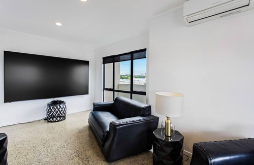 Manukau City Apartment | Manukau City | Stunning Apt | 3BR 2BA | Heart of Manukau