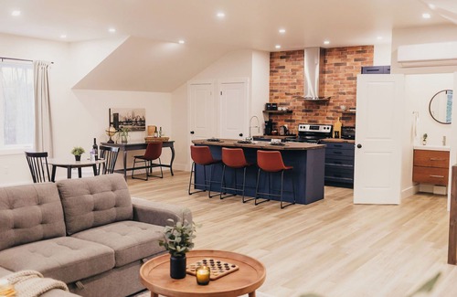 Pelham Apartment | Maple Acres Loft - Forest views & King Bed