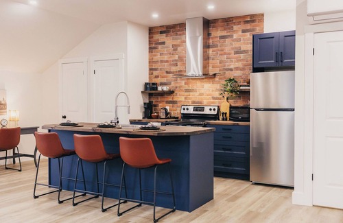 Pelham Apartment | Maple Acres Loft - Forest views & King Bed