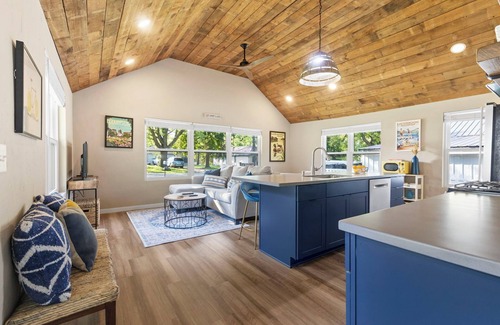 Newville Cottage | Maple Beach Cottage - Charming 2-bedroom cottage in Edgerton