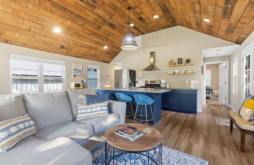 Newville Cottage | Maple Beach Cottage - Charming 2-bedroom cottage in Edgerton