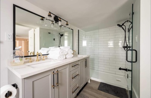 Kitsilano Hotel | Maple beach house Garden suite