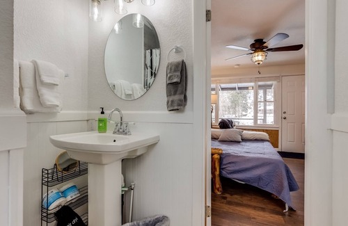 Lyons Cabin | Maple Cabin-RMNP*Pet Friendly*Winter Getaway!