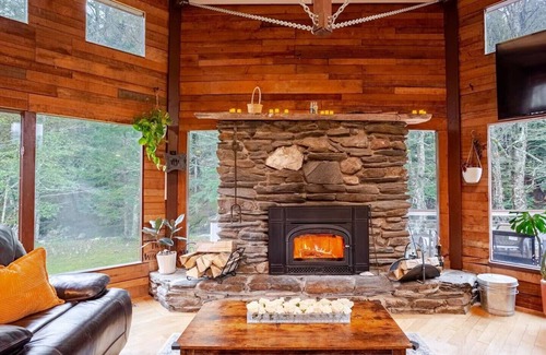 Hancock House | Maple Castle – Cozy Riverside Retreat with Hot Tub, Trails & Fireplace