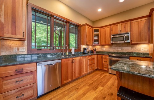 Pisgah Forest House | Maple Cottage in Sutton Knob Upscale home with grill and deck