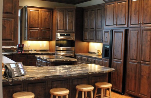 Alexandria House | Maple Drive Lodge Getaway - Perfect for Large Groups!