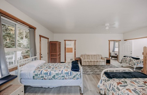 Maple Falls House | Maple Falls Cabin #42 - Hot Tub - BBQ - WiFi - Sleeps 17