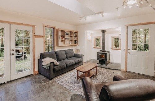 Cascade West Cabin | Maple Falls Cabin #82 - Wood Stove - WiFi - Pets Ok