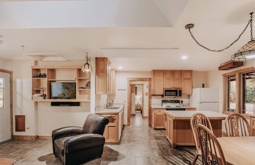 Cascade West Cabin | Maple Falls Cabin #82 - Wood Stove - WiFi - Pets Ok