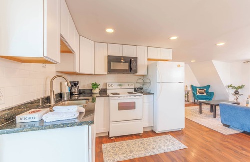 Douglas House | Maple Getaway - Short distance to downtown, beaches, and breweries