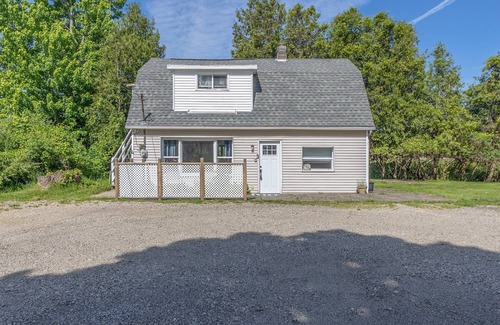 Douglas House | Maple Getaway - Short distance to downtown, beaches, and breweries