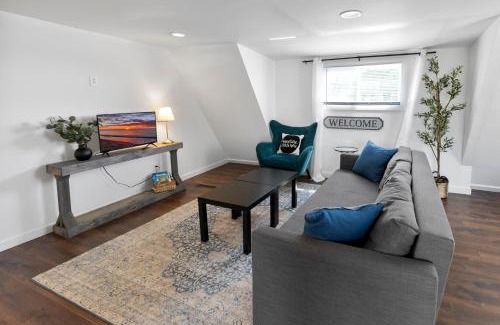Douglas House | Maple Getaway - Short distance to downtown, beaches, and breweries