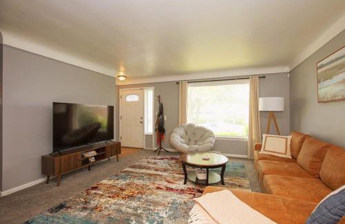 Maple Heights House | Maple Heights 3BR Cozy and Spacious