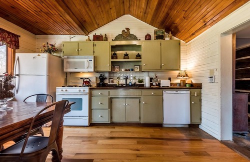 Helmsburg Cabin | Maple Hills Cabin - Located in Brown County, IN